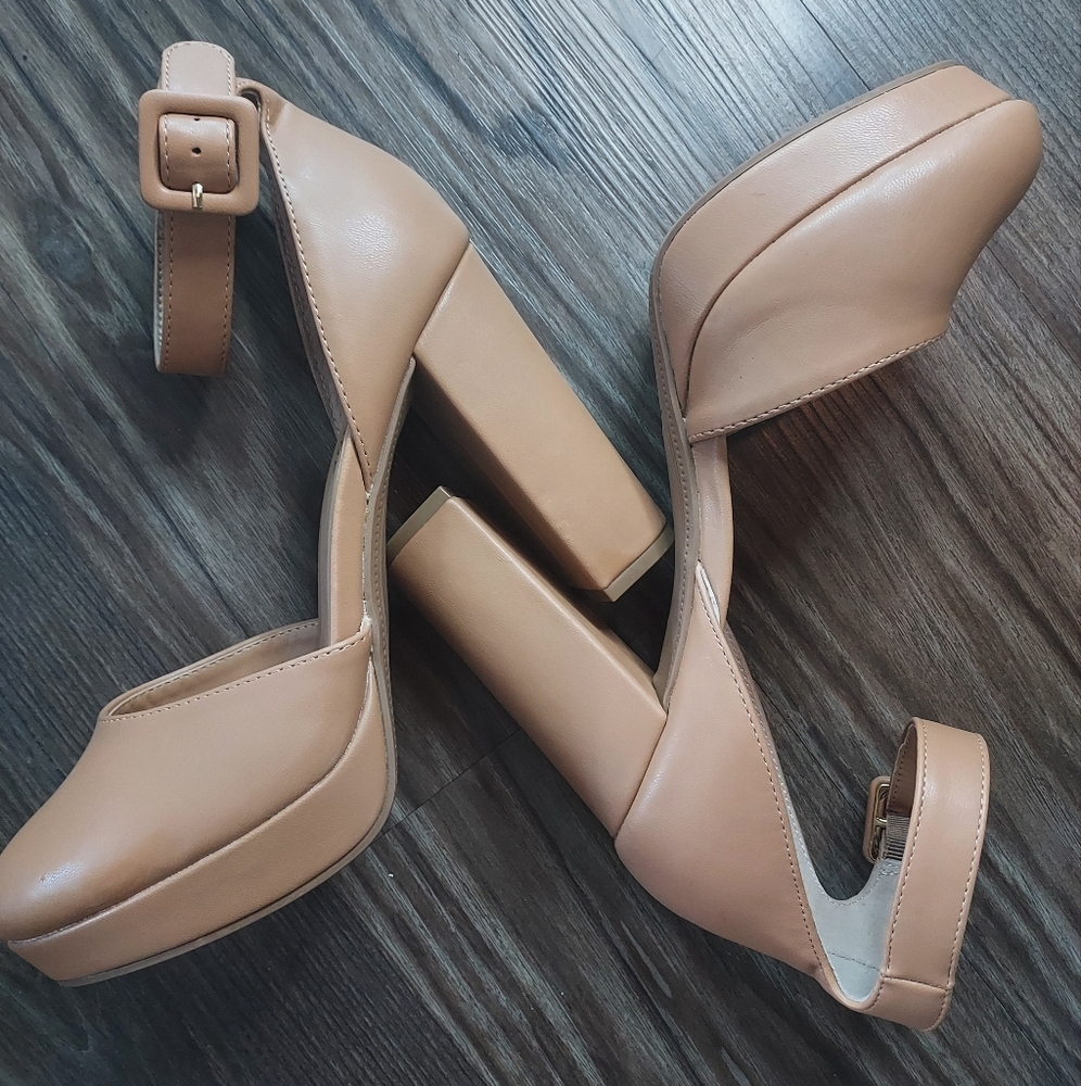 Estrella pumps